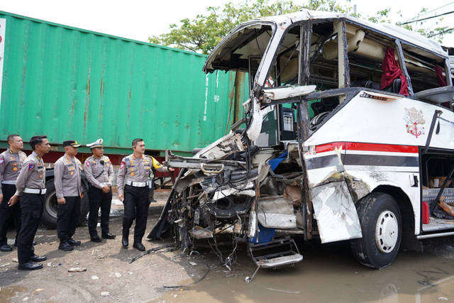 Bus Tabrak 2 Truk di Jalan Pantura Pati-Rembang